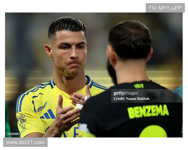 德国足球巨星与C罗激战,巅峰对决演绎足球传奇与荣耀 德国足球巨星与C罗激战,巅峰对决演绎足球传奇与荣耀