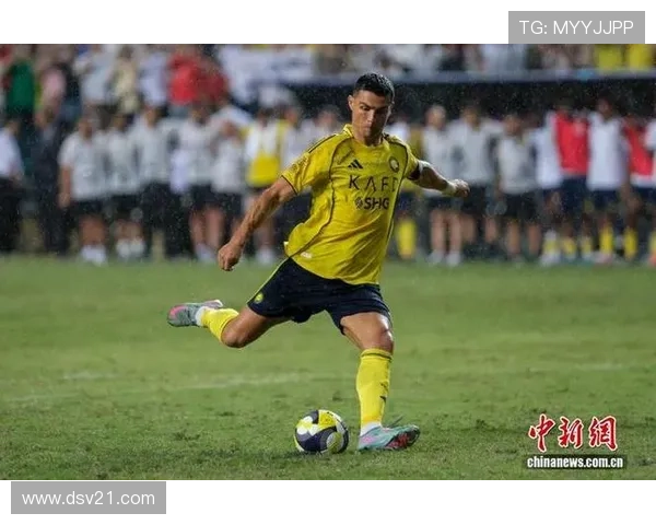 足球巨星齐聚赛场激情碰撞 球迷热情点燃激情之夜